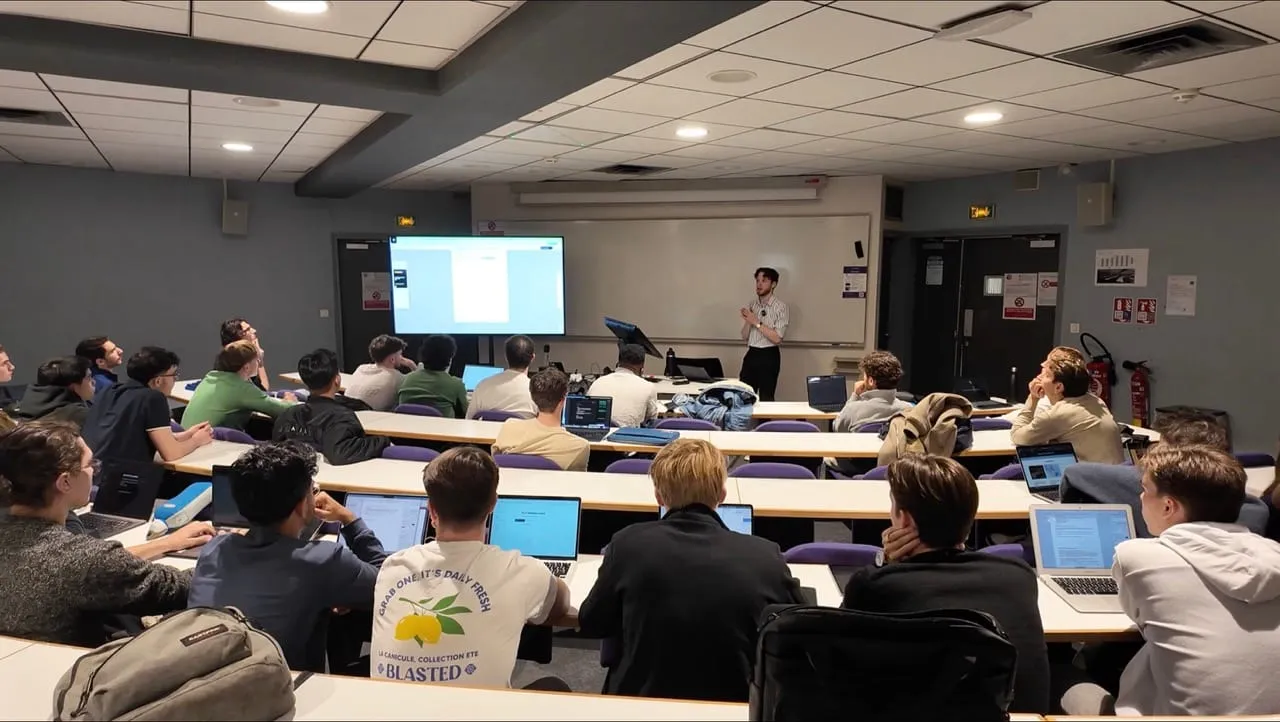Atelier IA en amphithéâtre, étudiants sur leurs ordinateurs