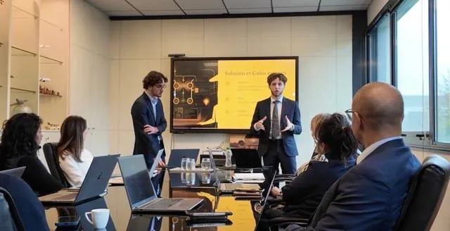 Enzo et Clément en réunion client, présentation de la solution et des gains