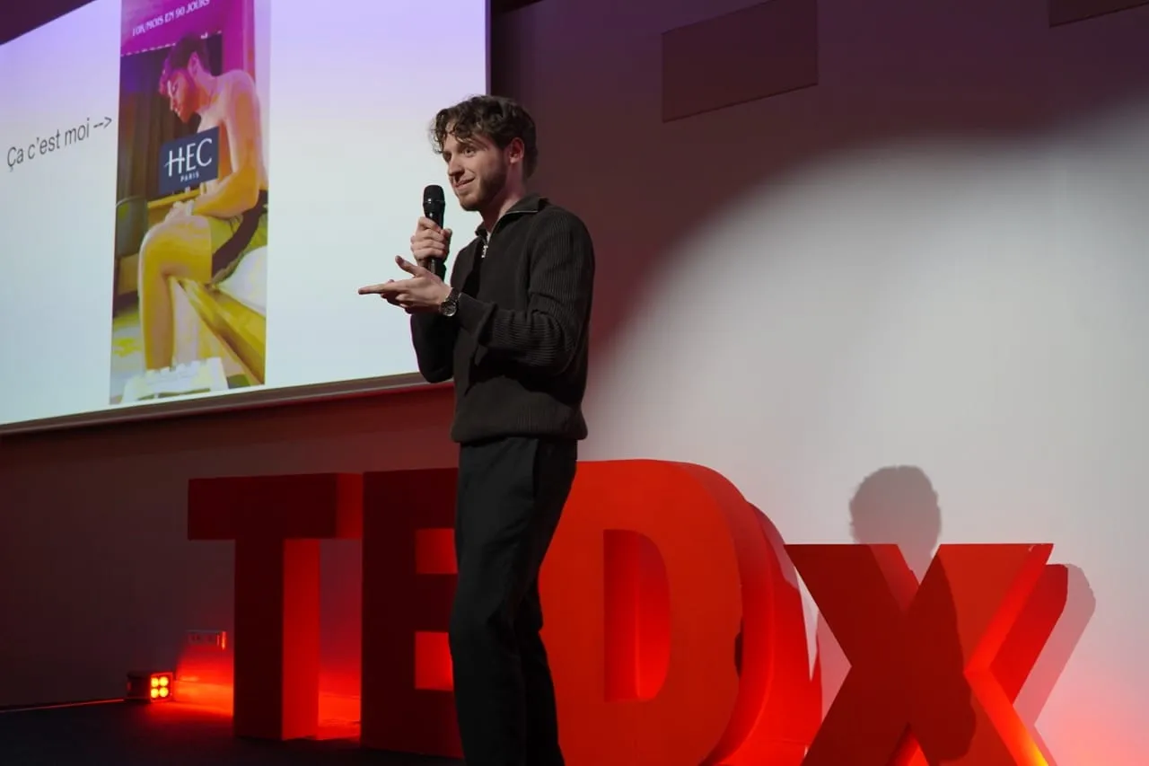 Clément Geynet au micro sur scène TEDx