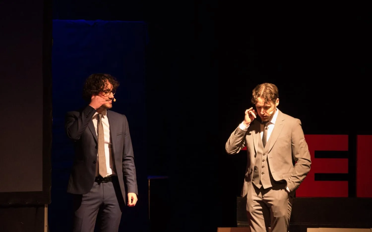 Les deux cofondateurs sur scène TEDx